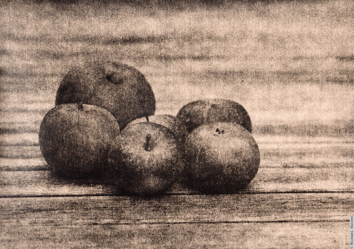 Kok 1200 Apples on wooden table